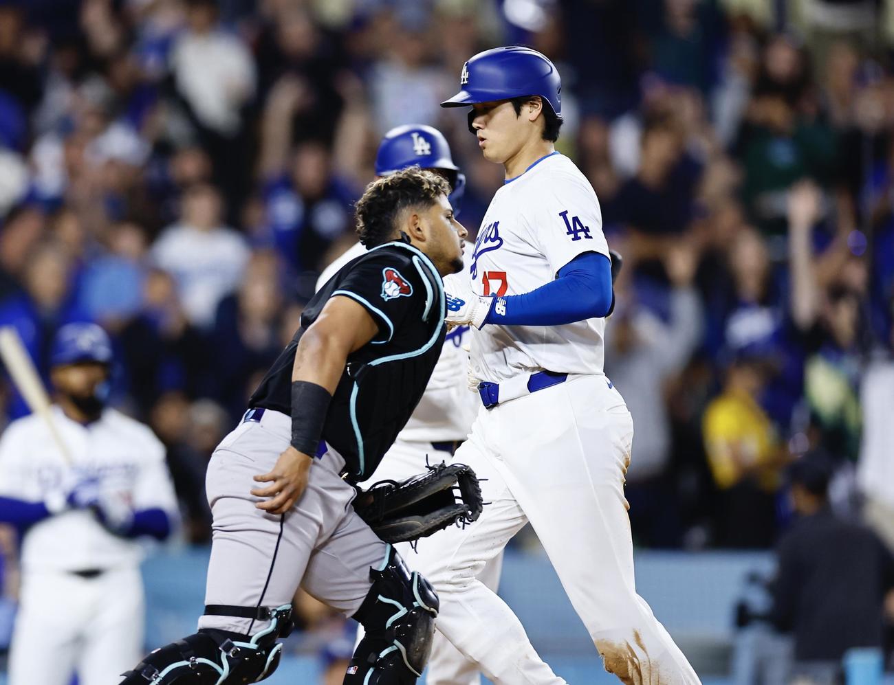 ドジャース対ダイヤモンドバックス　4回裏ドジャース1死二塁、打者ウィル・スミスのとき三盗を決め、悪送球の間に生還する大谷翔平（撮影・藤尾明華）