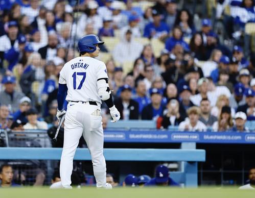 ドジャース対ダイヤモンドバックス　1回裏ドジャース無死一塁、空振り三振に倒れベンチに戻る大谷翔平（撮影・藤尾明華）