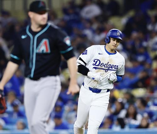 ドジャース対ダイヤモンドバックス　8回裏ドジャース1死、右飛に倒れた大谷翔平（撮影・藤尾明華）