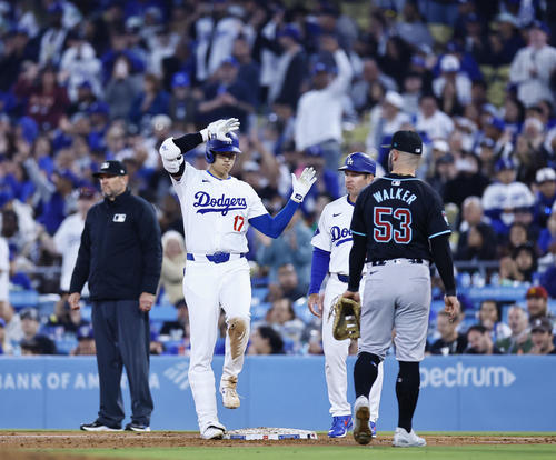 ドジャース対ダイヤモンドバックス　6回裏ドジャース1死三塁、右前適時打を放ちポーズをとる大谷（撮影・藤尾明華）