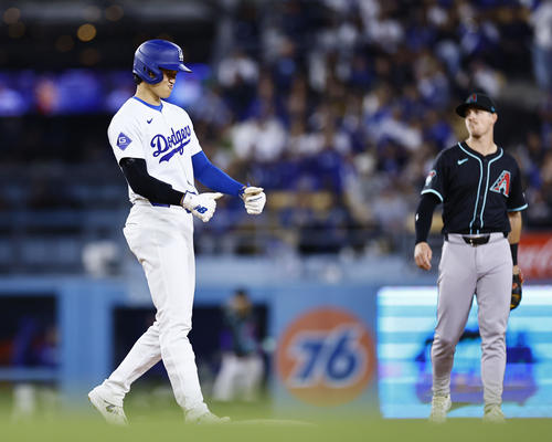 ドジャース対ダイヤモンドバックス　4回裏ドジャース無死、二塁打を放ちベース上でポーズを見せる大谷（撮影・藤尾明華）
