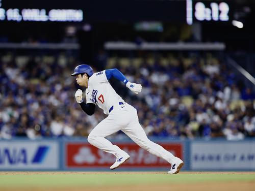 ドジャース対ダイヤモンドバックス　4回裏ドジャース1死二塁、打者スミスのとき三盗を決める大谷（撮影・藤尾明華）