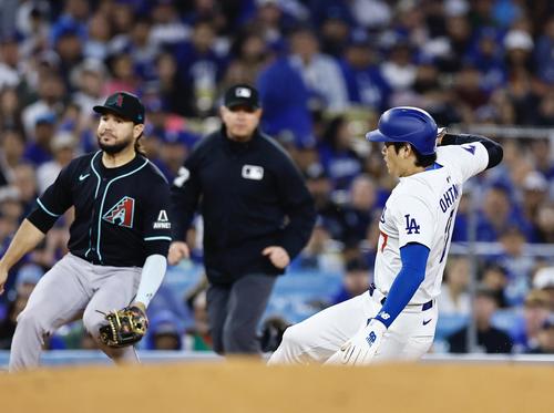 ドジャース対ダイヤモンドバックス　4回裏ドジャース1死二塁、打者ウィル・スミスのとき三盗を決め、相手悪送球で生還する大谷翔平（撮影・藤尾明華）