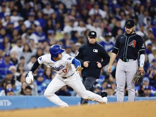 ドジャース対ダイヤモンドバックス　4回裏ドジャース1死二塁、打者ウィル・スミスのとき三盗を決め、相手悪送球で生還する大谷翔平（撮影・藤尾明華）