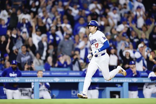 ドジャース対ダイヤモンドバックス　4回裏ドジャース1死二塁、打者ウィル・スミスのとき三盗を決め、悪送球の間に生還する大谷翔平（撮影・藤尾明華）