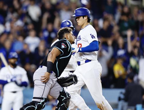 ドジャース対ダイヤモンドバックス　4回裏ドジャース1死二塁、打者ウィル・スミスのとき三盗を決め、悪送球の間に生還する大谷翔平（撮影・藤尾明華）
