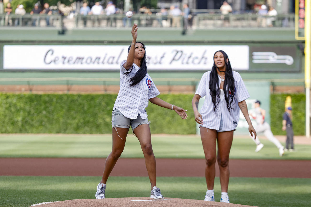 カブス対ブレーブスの試合前に始球式を行うエンゼル・リース（左）とカミラ・カルドソ（USA TODAY Sports＝ロイター）