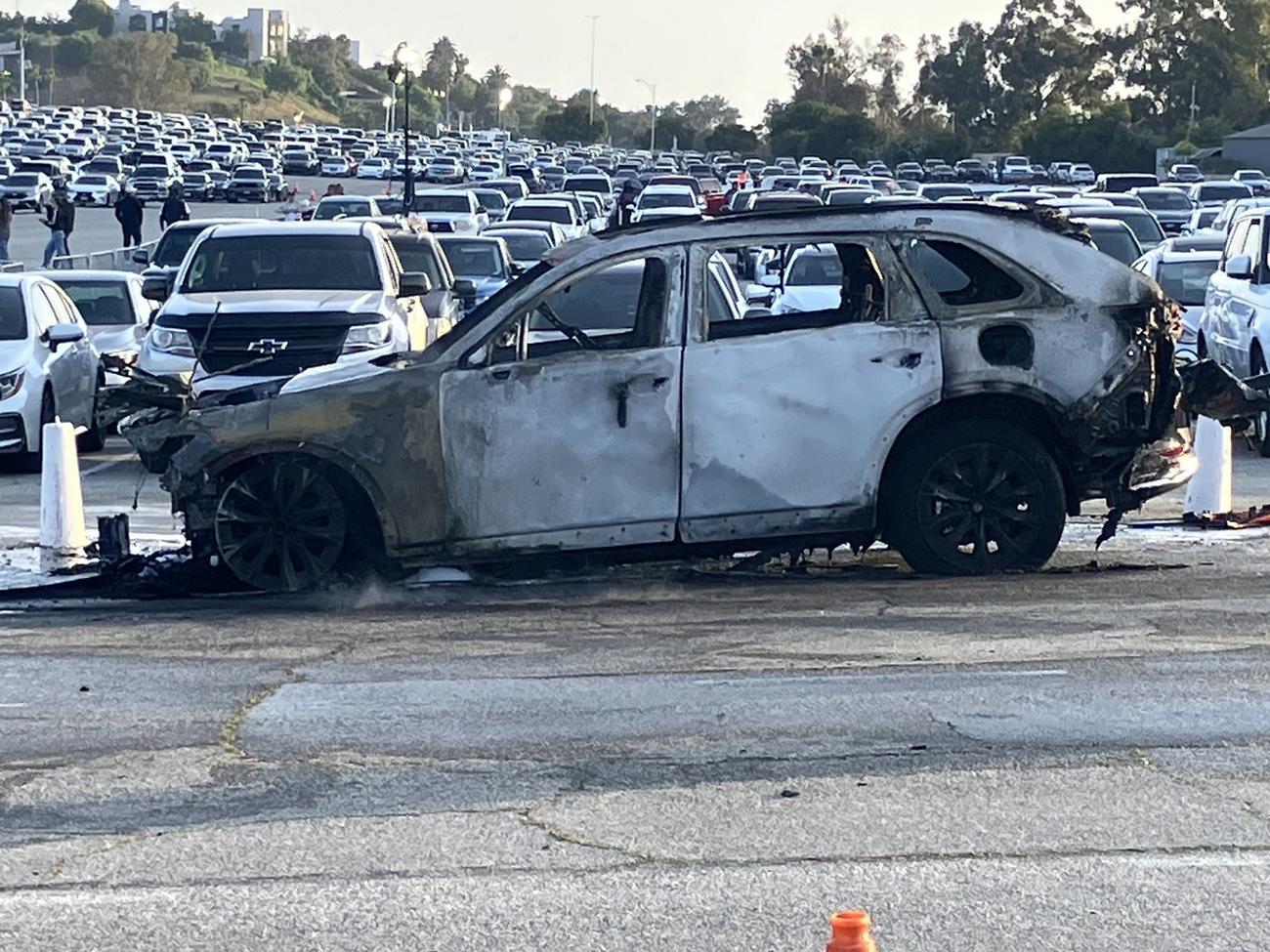 ドジャース－ダイヤモンドバックス戦前に、ドジャースタジアムの駐車場で炎上した車