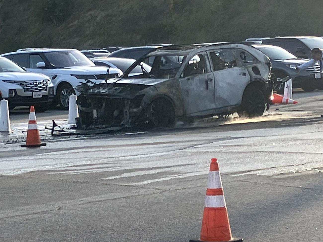ドジャース－ダイヤモンドバックス戦前に、ドジャースタジアムの駐車場で炎上した車