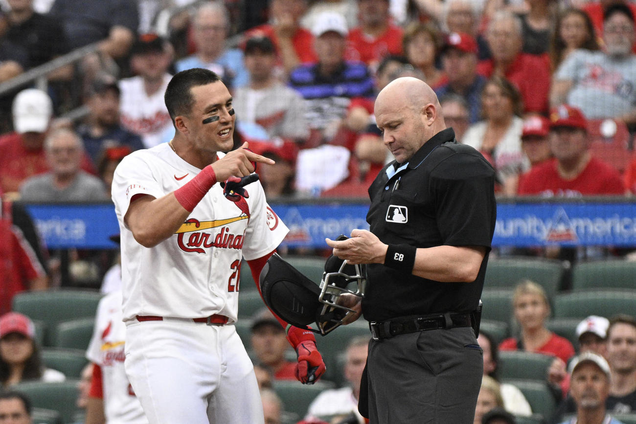 2回、ヌートバーは退場させられたマイク・エスタブルック球審と話す（USA TODAY Sports＝ロイター）
