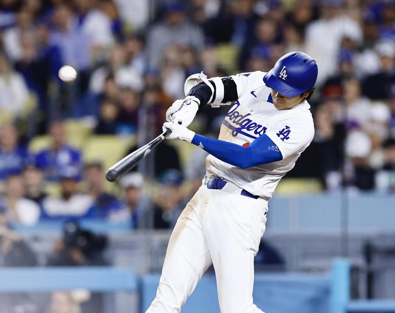 ドジャース対ダイヤモンドバックス　5回裏ドジャース無死一、二塁、中飛を放つ大谷（撮影・藤尾明華）