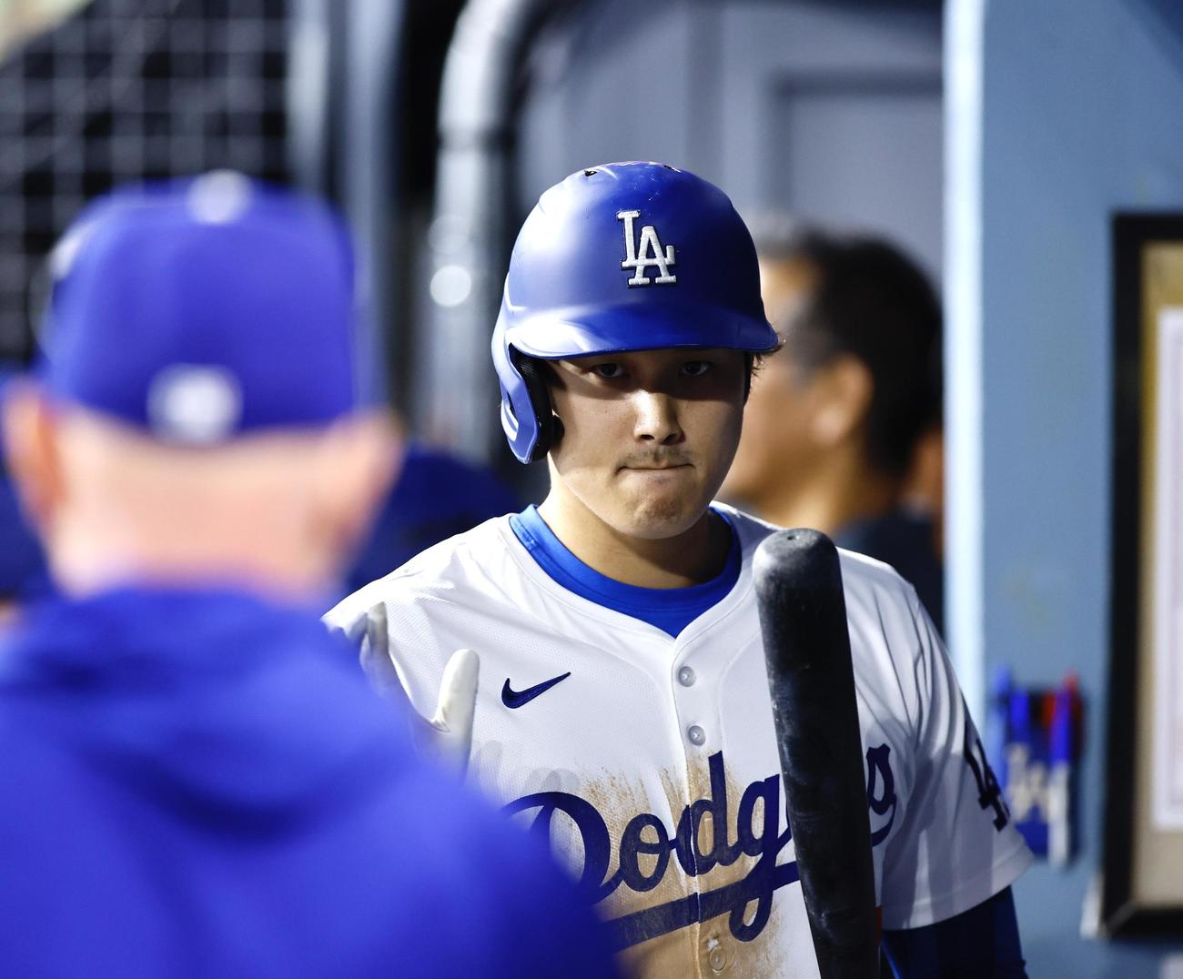 ドジャース対ダイヤモンドバックス　5回裏ドジャース無死一、二塁、中飛を放ちベンチでタッチを交わす大谷（撮影・藤尾明華）