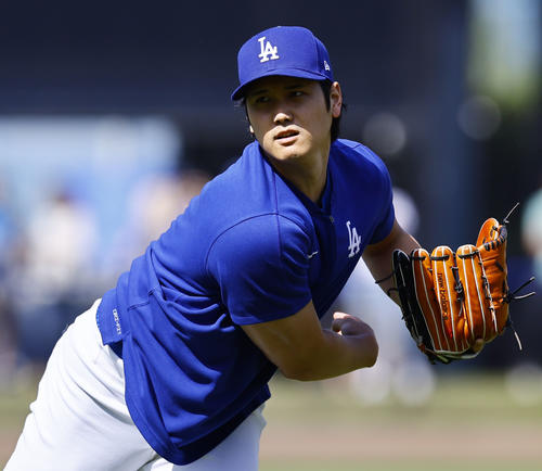 ドジャース対ダイヤモンドバックス キャッチボールをするドジャース大谷(撮影・藤尾明華)