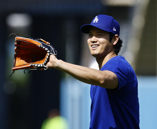 ドジャース対ダイヤモンドバックス キャッチボールをするドジャース大谷(撮影・藤尾明華)