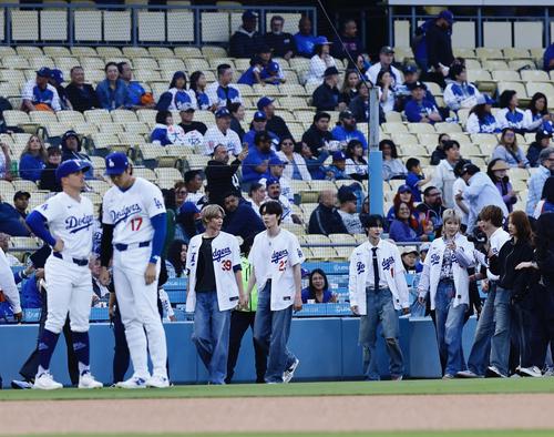 ドジャース対ダイヤモンドバックス ドジャース大谷翔平を見ながらグラウンドを移動する男性アイドルグループのRIIZE(撮影・藤尾明華)