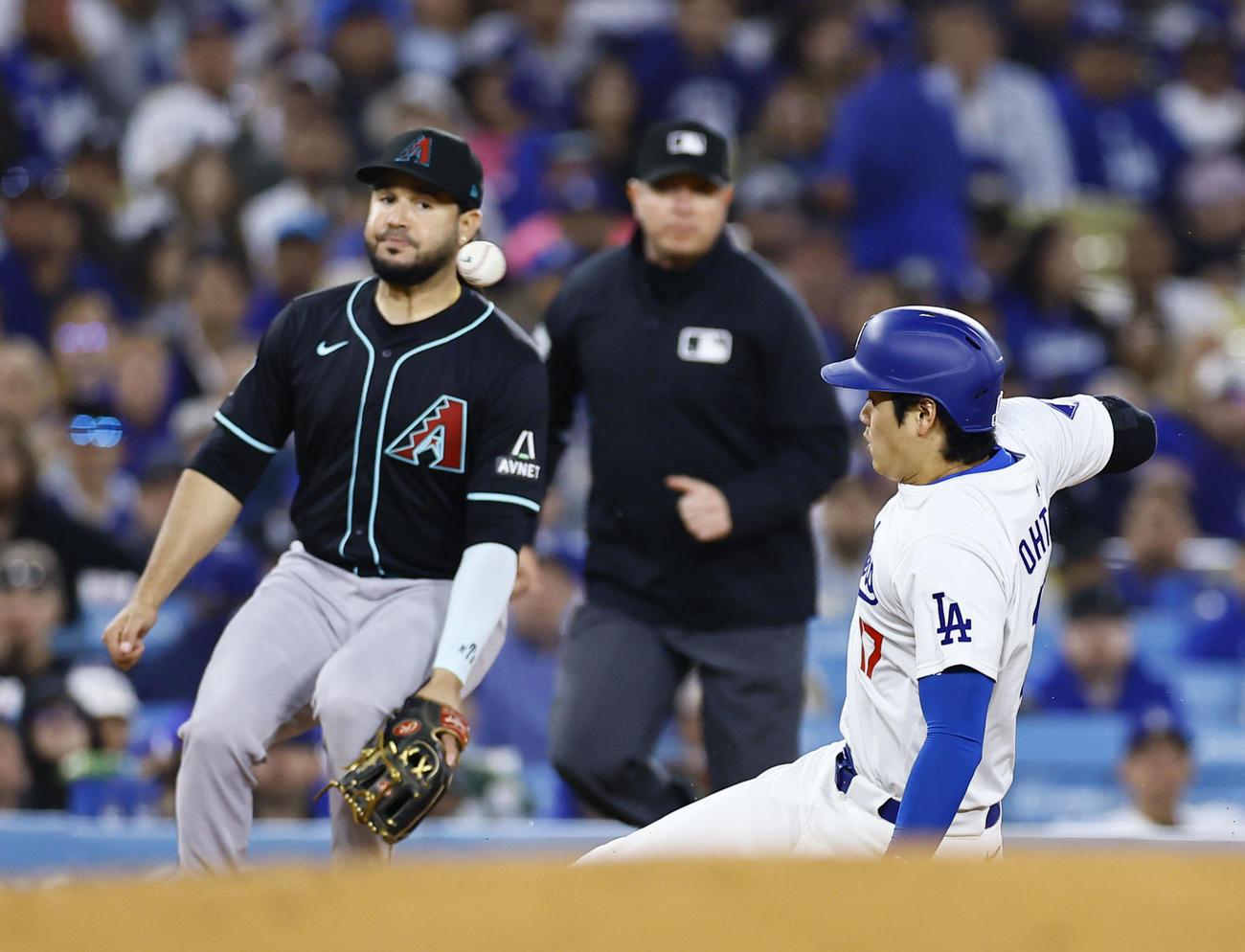 ドジャース対ダイヤモンドバックス　4回裏ドジャース1死二塁、三塁盗塁を決める大谷。相手悪送球を誘い、一気に生還する（撮影・藤尾明華）