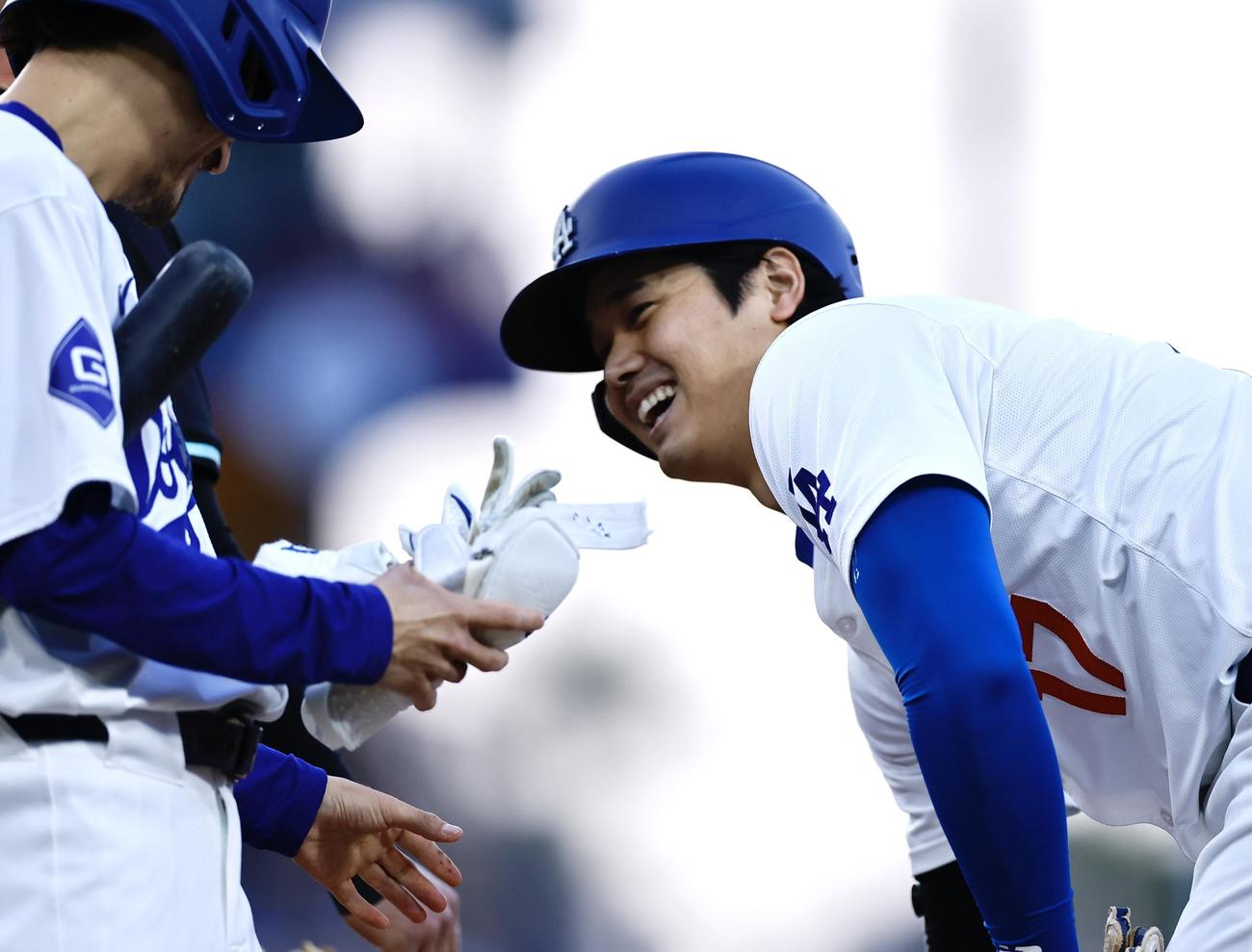 ドジャース対ダイヤモンドバックス　1回裏ドジャース1死、左前打を放ち笑顔を見せる大谷（撮影・藤尾明華）