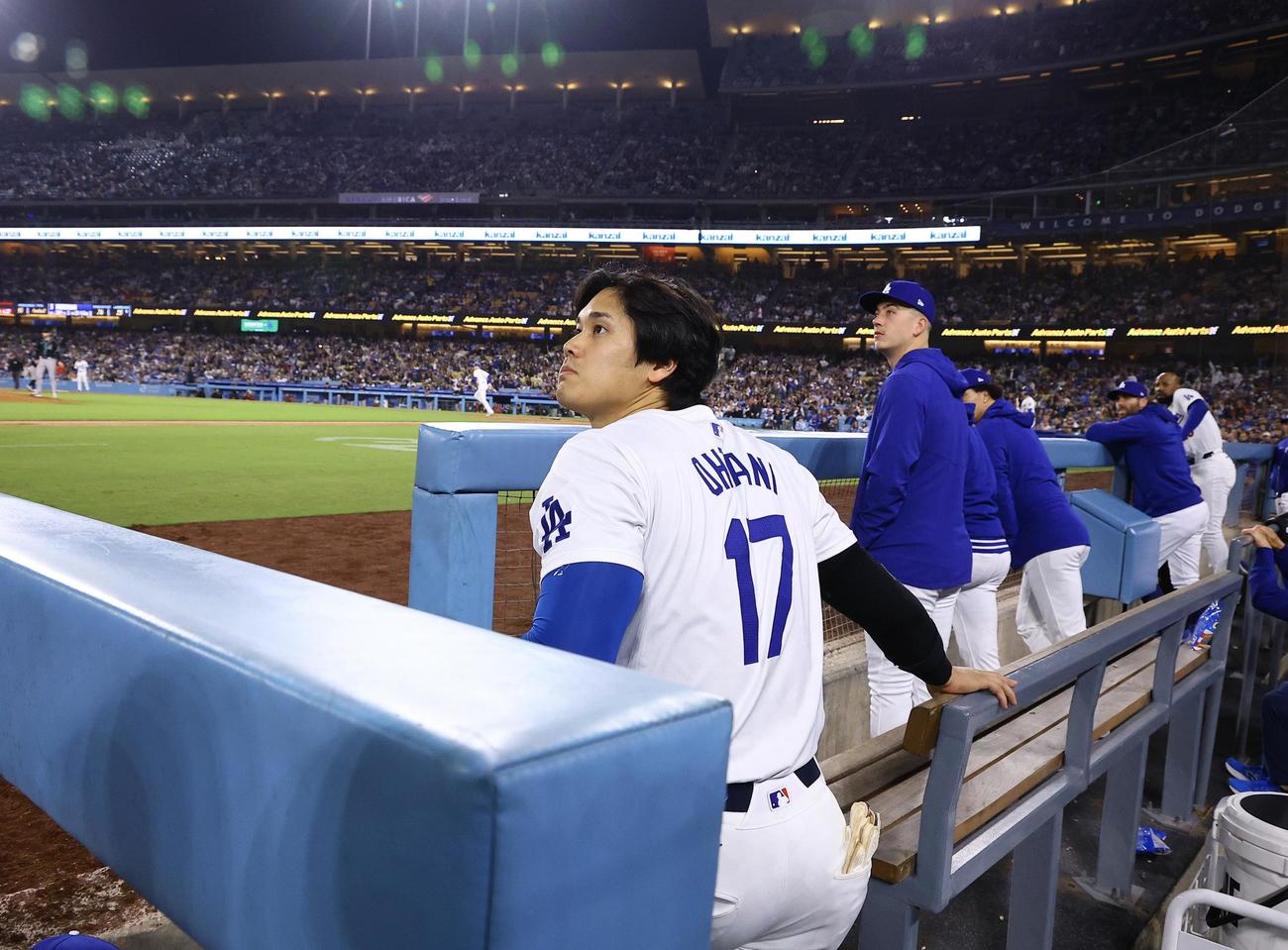 ドジャース対ダイヤモンドバックス　5回裏ドジャース2死一、三塁、ベンチでスミスの打球を見つめる大谷（撮影・藤尾明華）