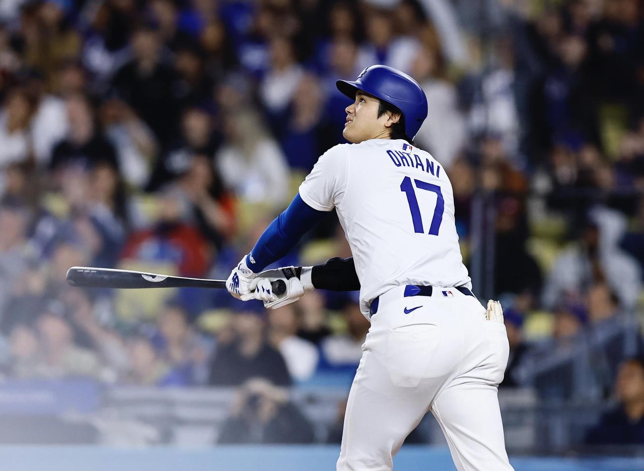ドジャース対ダイヤモンドバックス　5回裏ドジャース無死一、二塁、中飛を放つ大谷（撮影・藤尾明華）