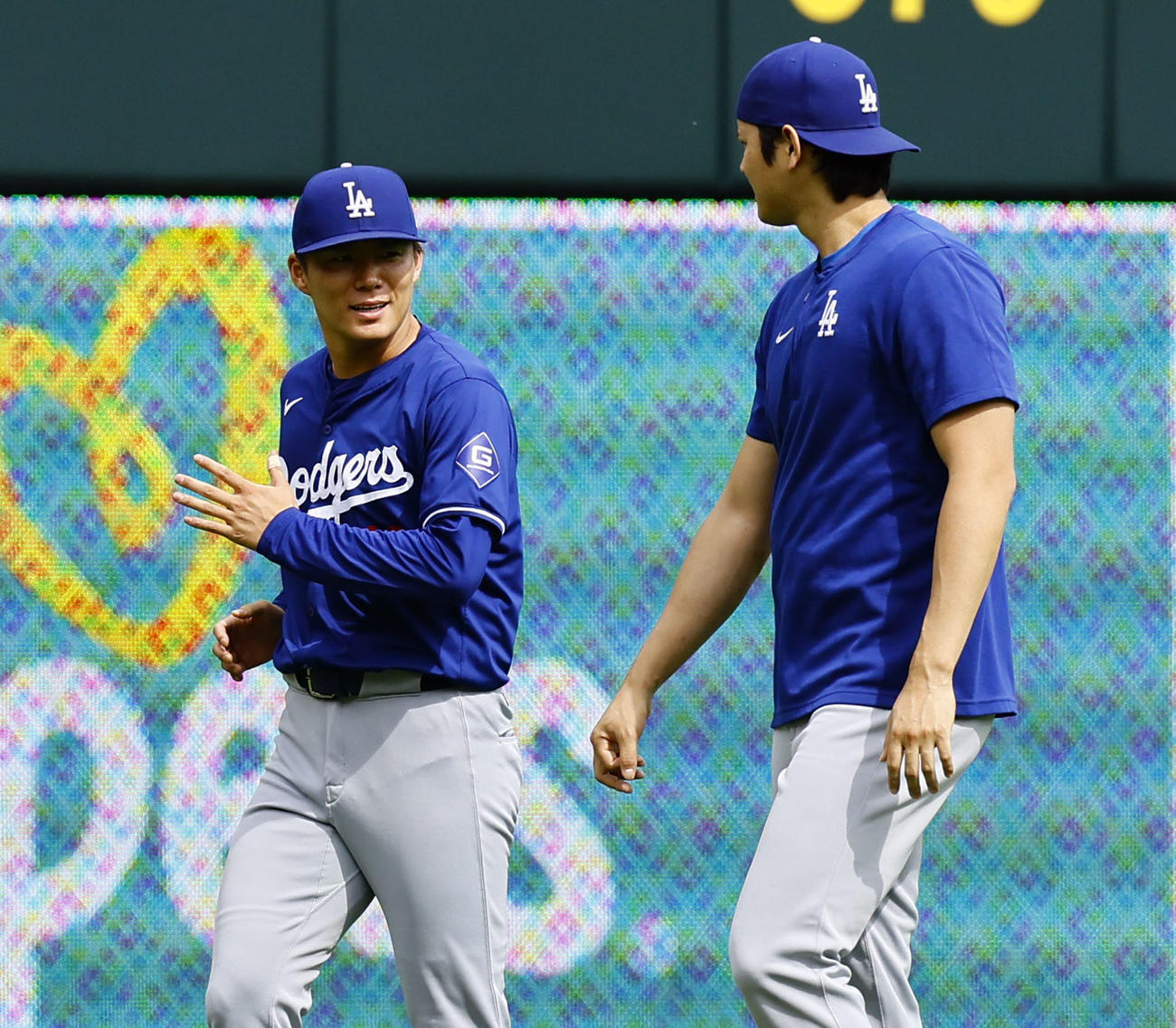 レッズ対ドジャース　大谷（右）と話をしながら練習するドジャース山本（撮影・藤尾明華）