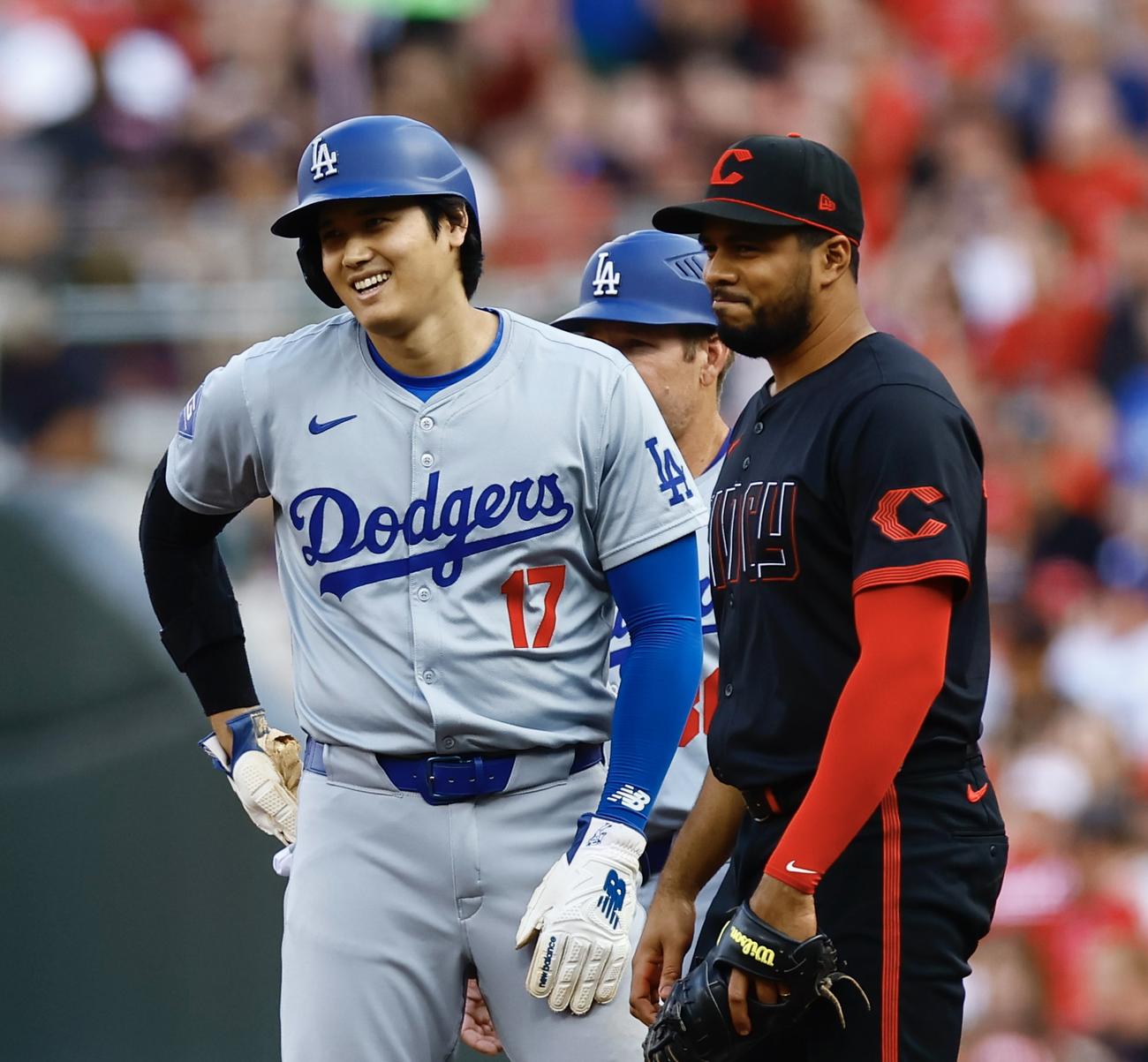 レッズ対ドジャース　1回表ドジャース無死一塁、三ゴロで残塁し、レッズのカンデラリオと言葉を交わす大谷（撮影・藤尾明華）