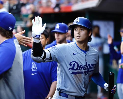 レッズ対ドジャース 2回表ドジャース1死二、三塁、遊ゴロで打点をあげ、ベンチで迎えられる大谷(撮影・藤尾明華)