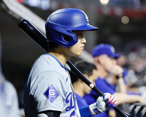 レッズ対ドジャース 6回、ベンチから試合を見つめるドジャース大谷翔平(撮影・藤尾明華)