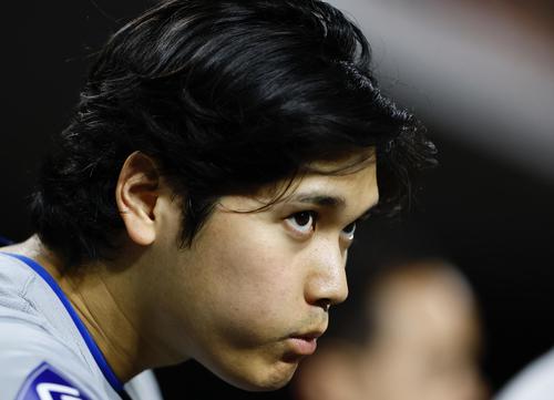 レッズ対ドジャース 9回、ベンチで試合を見つめるドジャース大谷翔平(撮影・藤尾明華)