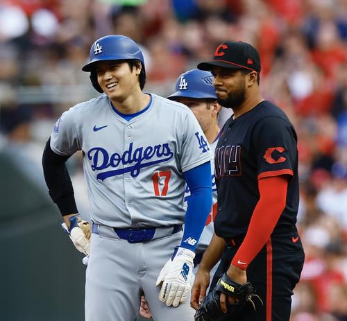 レッズ対ドジャース 1回表ドジャース無死一塁、三ゴロで残塁し、レッズのカンデラリオと言葉を交わす大谷(撮影・藤尾明華)