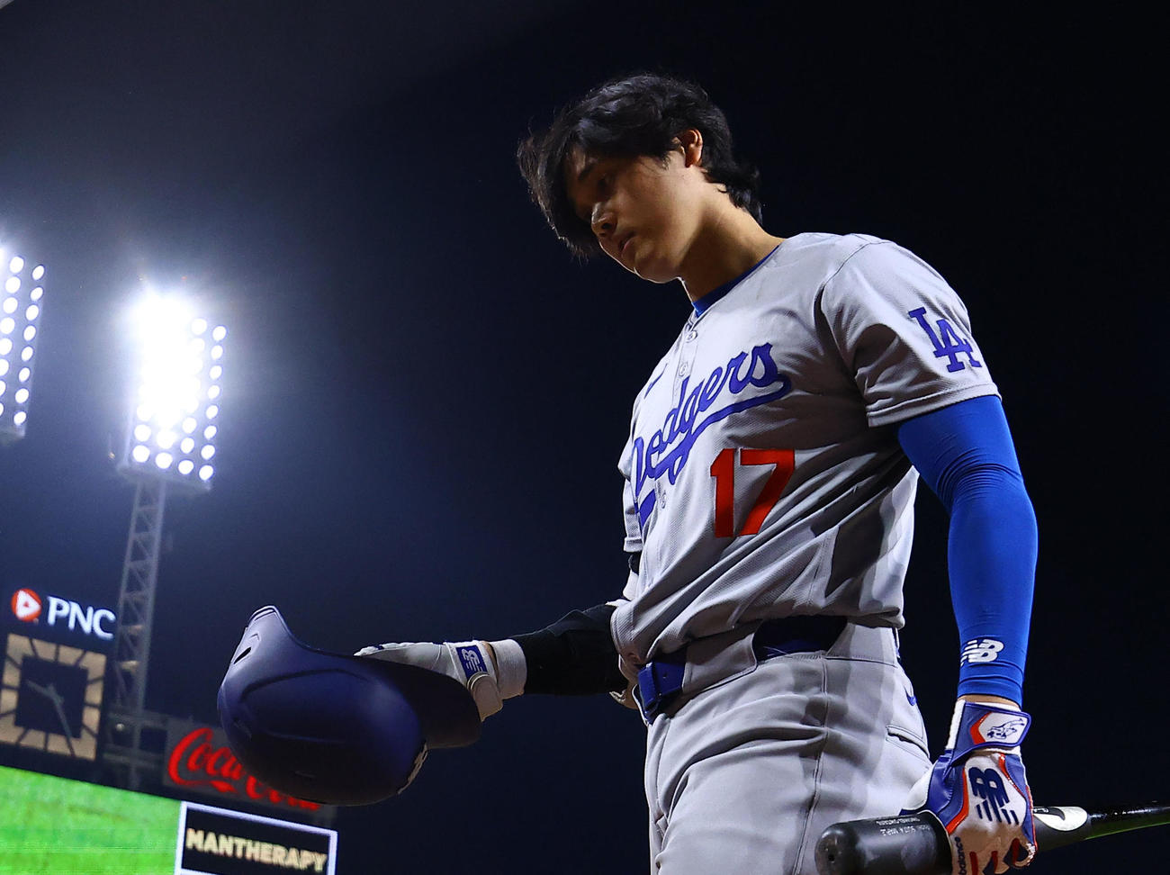 レッズ対ドジャース　8回表ドジャース2死、三振に倒れベンチに戻る大谷（撮影・藤尾明華）