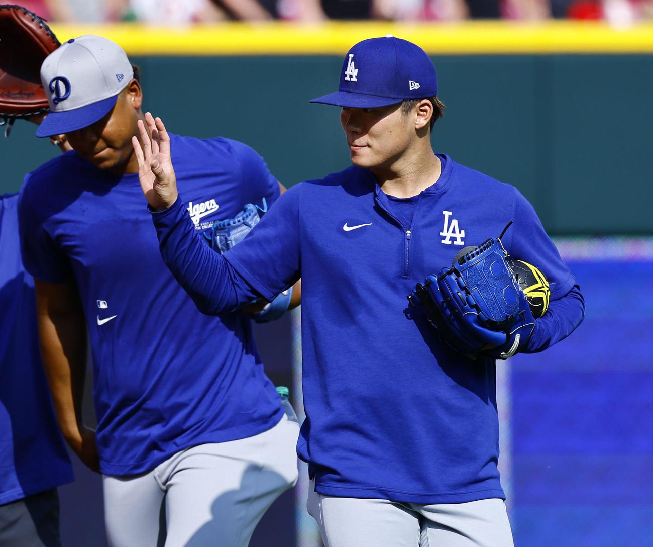 レッズ対ドジャース　ファンに手を振るドジャース山本（撮影・藤尾明華）