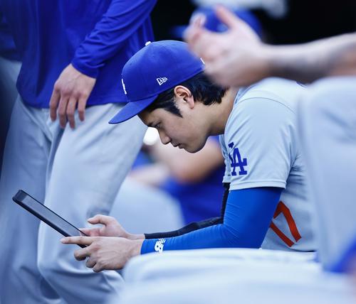 レッズ対ドジャース　2回、ベンチでタブレットを見るドジャース大谷翔平（撮影・藤尾明華）