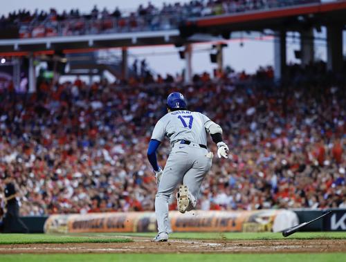 レッズ対ドジャース　6回表ドジャース1死、大谷翔平は右越えに三塁打を放ち駆けだす（撮影・藤尾明華）