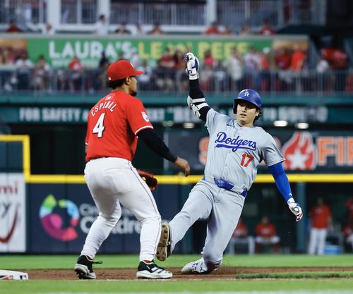 レッズ対ドジャース　6回表ドジャース1死、右越えに三塁打を放ち滑り込む大谷（撮影・藤尾明華）