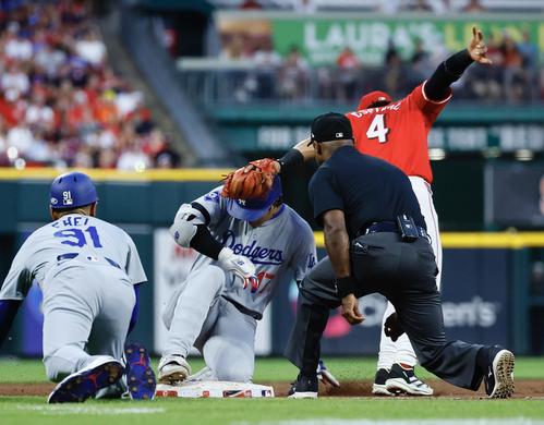 レッズ対ドジャース　6回表ドジャース1死、三塁打を放ち滑り込んだ大谷翔平の頭を、野手のグラブが直撃する（撮影・藤尾明華）
