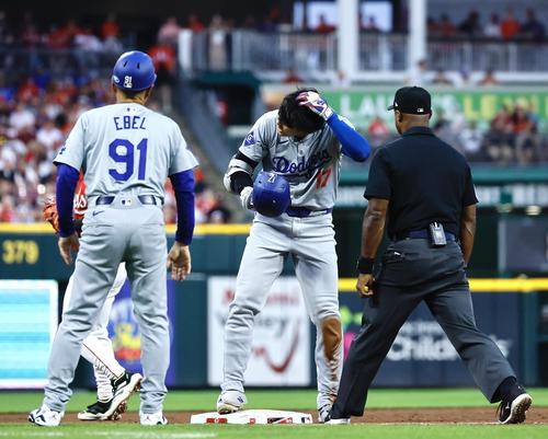 レッズ対ドジャース　6回表ドジャース1死、三塁打を放つも、野手のグラブが頭を直撃し痛そうにする大谷翔平（撮影・藤尾明華）