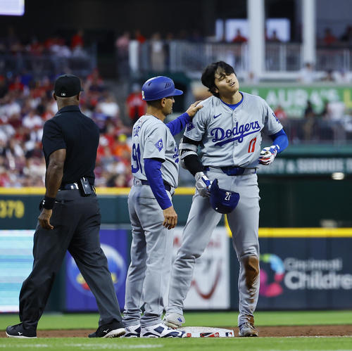レッズ対ドジャース　6回表ドジャース1死、三塁打を放つも、野手のグラブが頭を直撃し痛そうにする大谷（撮影・藤尾明華）