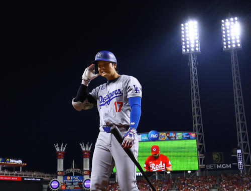 レッズ対ドジャース　8回表ドジャース2死、三振に倒れベンチに戻る大谷（撮影・藤尾明華）