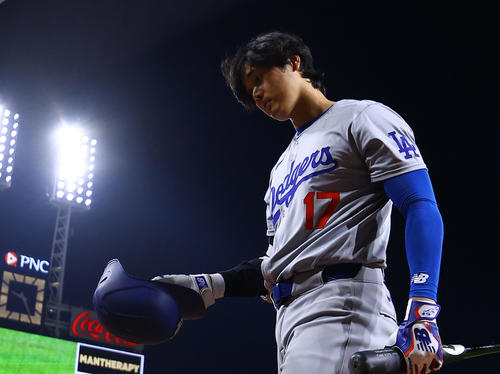 レッズ対ドジャース　8回表ドジャース2死、三振に倒れベンチに戻る大谷（撮影・藤尾明華）