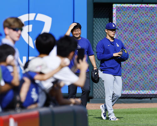 レッズ対ドジャース　練習を終え引き揚げるドジャース山本（撮影・藤尾明華）