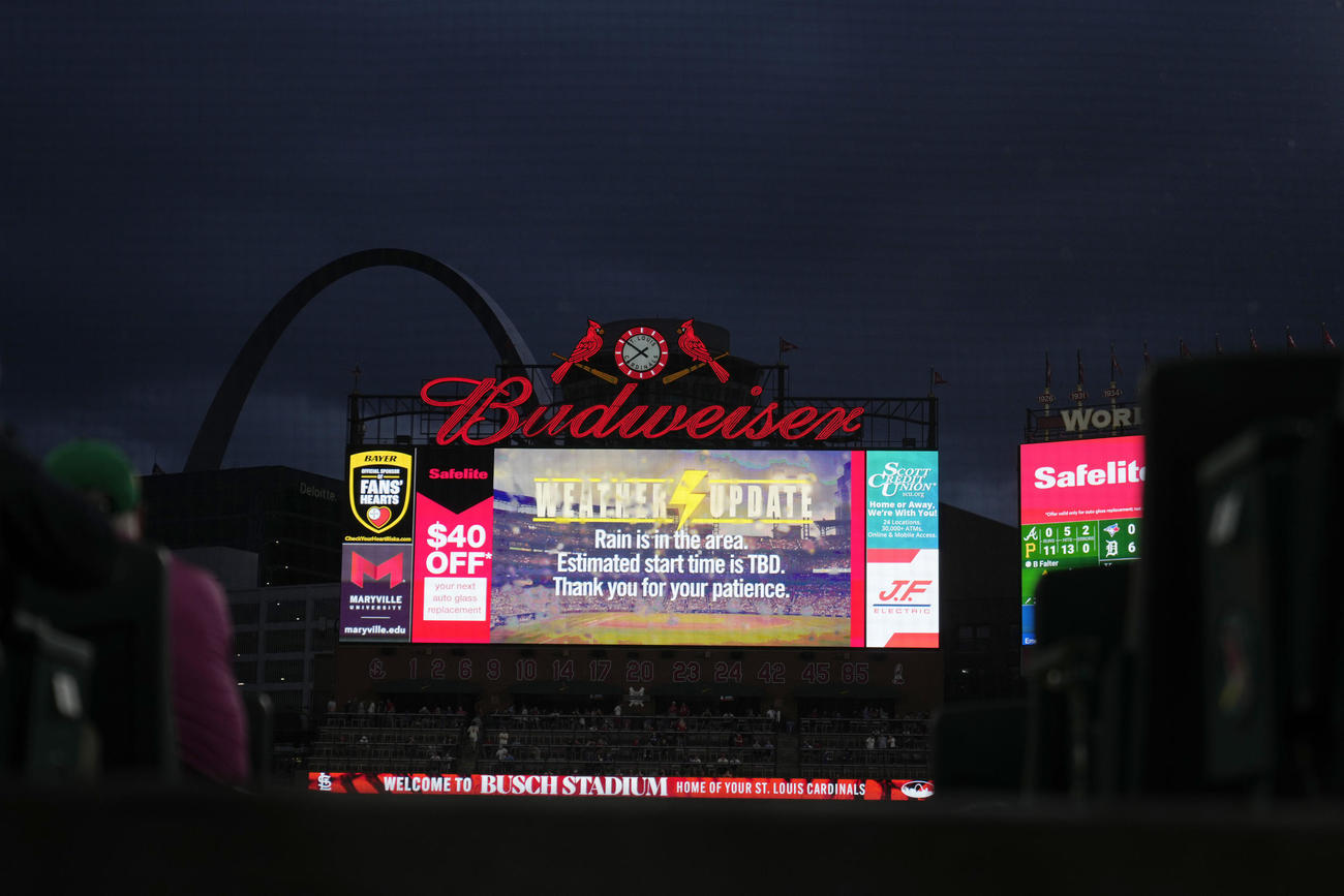 降雨のため試合開始が遅れてることを知らせる（AP）
