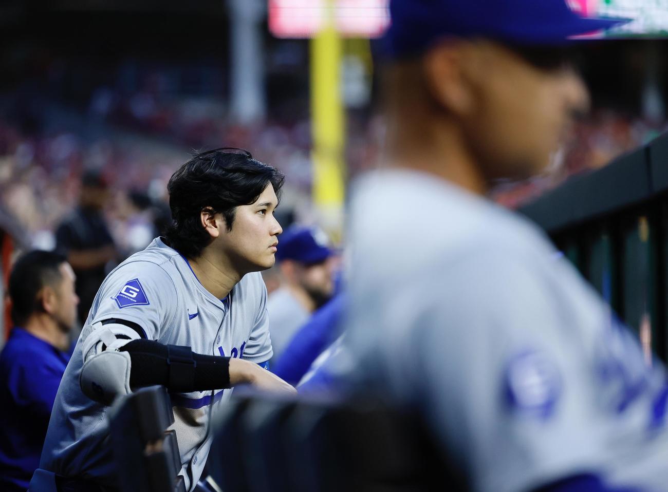 レッズ対ドジャース　5回、ベンチから試合を見つめるドジャース大谷（左）。手前はロバーツ監督（撮影・藤尾明華）