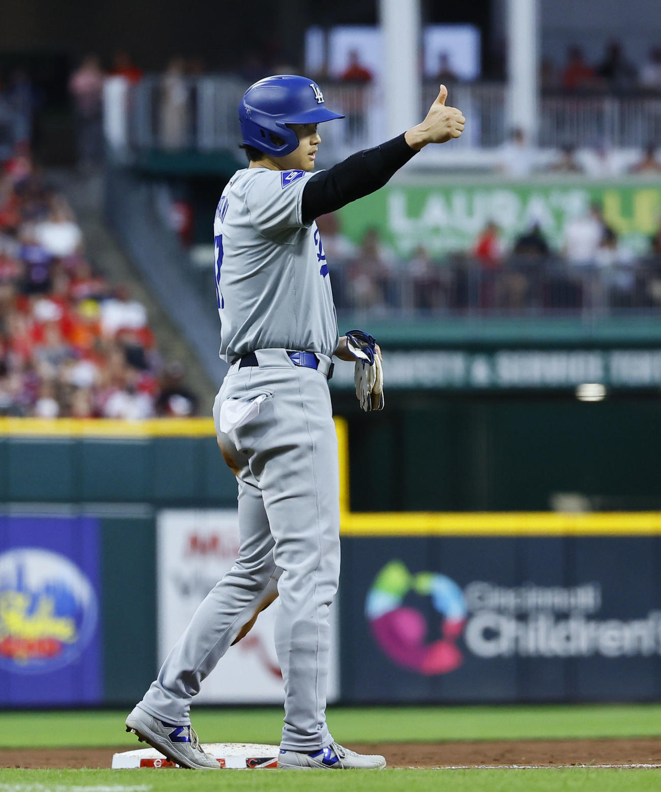 レッズ対ドジャース　6回表ドジャース1死、相手グラブが頭を直撃するも親指を立てるポーズを見せる大谷（撮影・藤尾明華）