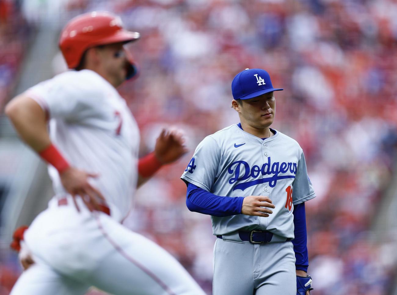 レッズ対ドジャース　3回裏レッズ2死満塁、インディアに2点適時打を許した山本由伸（撮影・藤尾明華）