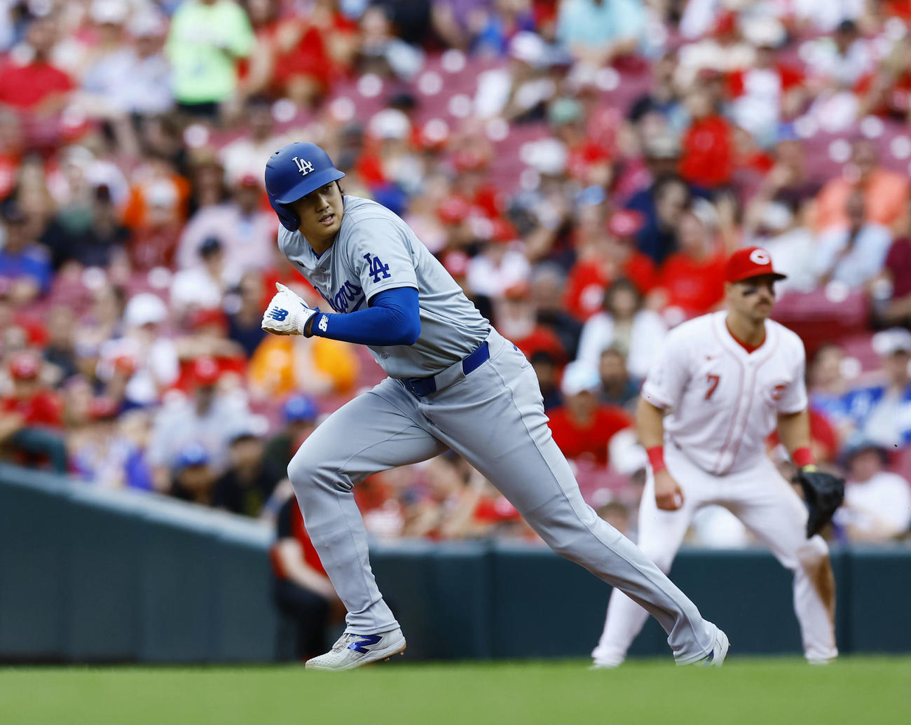 レッズ対ドジャース　9回表ドジャース1死一塁、二塁へ向かう大谷（撮影・藤尾明華）