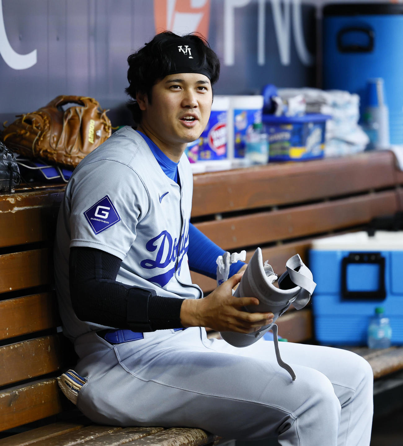 レッズ対ドジャース　試合再開となり、準備するドジャース大谷（撮影・藤尾明華）