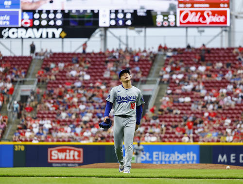 レッズ対ドジャース　4回を終え、ベンチに戻るドジャース山本（撮影・藤尾明華）