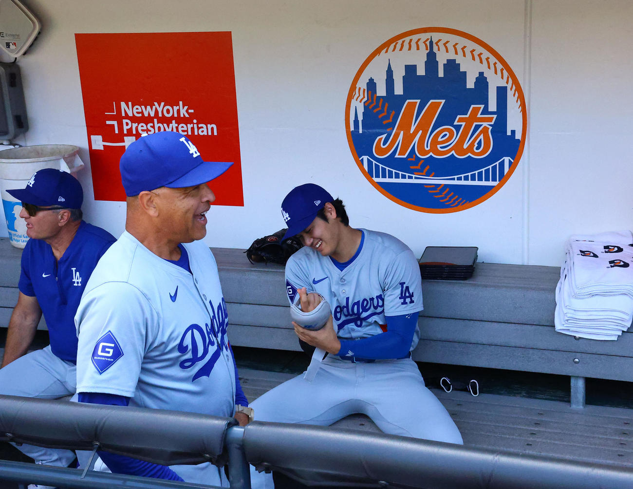 メッツ対ドジャース　ベンチで試合に備えるドジャース大谷（右）。中央はロバーツ監督（撮影・藤尾明華）