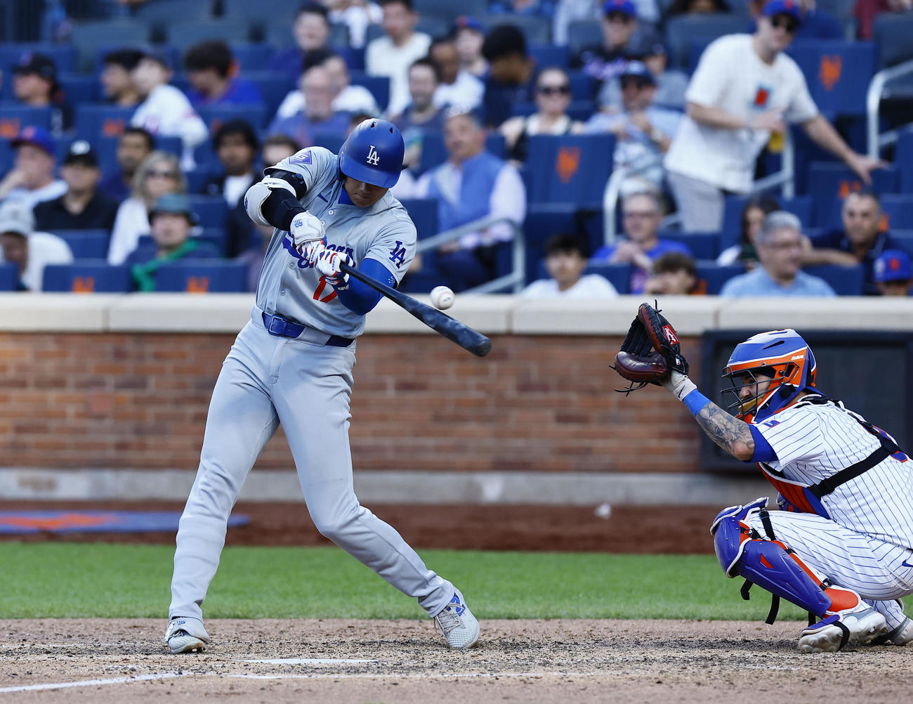 メッツ対ドジャース　10回表ドジャース無死一塁、空振り三振に倒れる大谷（撮影・藤尾明華）