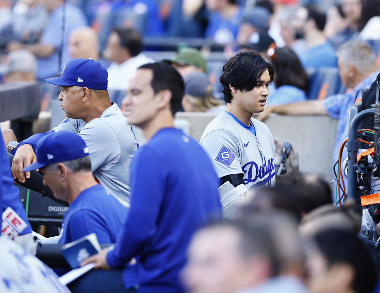 メッツ対ドジャース　10回表ドジャース無死一塁、空振り三振に倒れベンチに戻る大谷。左はロバーツ（撮影・藤尾明華）
